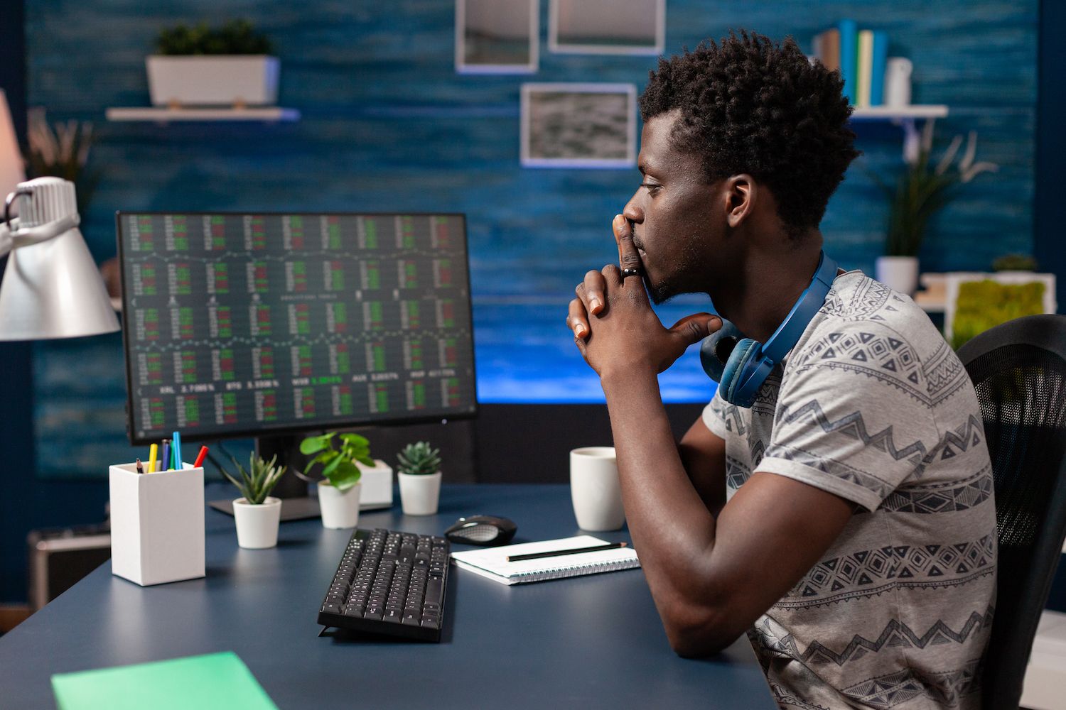 man discussing something with a colleague in front of a laptop